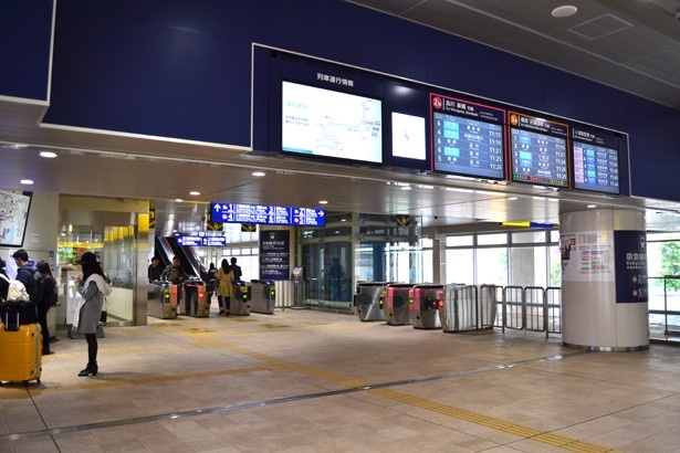 「京急蒲田駅」の改札口。案内ボードが見やすく親切