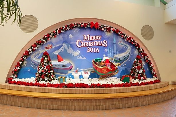 ディズニーリゾートラインの各駅でも、クリスマスのデコレーションが登場