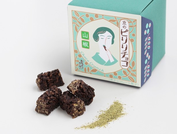 着物を着た女性の髪型は、大正時代に流行した耳を隠したスタイルでレトロ感満点