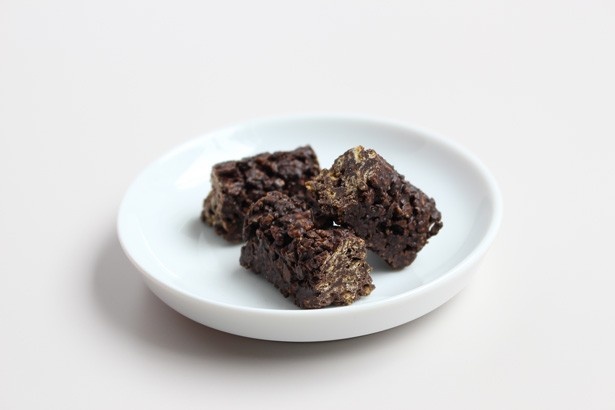 クラッシュしたコーンフレークをスイートチョコレートに絡めたクランチタイプ