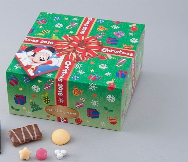 菓子詰め合わせツリーBOX(1400円)は星を持ち上げるとツリーになる！