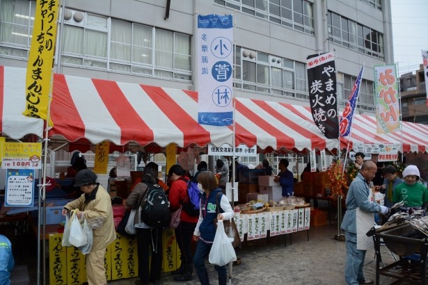 友好都市によるご当地グルメの屋台も大人気！