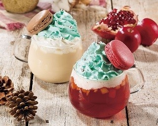 マカロンを丸ごとトッピング！クリスマス向けプレミアムティー