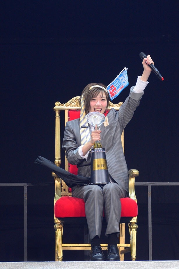 優勝した田名部生来。右手で持つトロフィーが日本酒の一升瓶に見える(笑) 