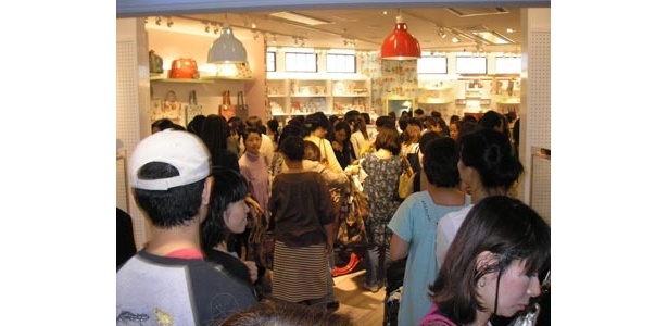 大混雑の店内は、エコバッグを探すひとで熱気ムンムン！