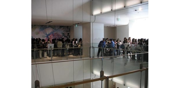 中央のフキヌケのまわりを約300人の人が並ぶ。