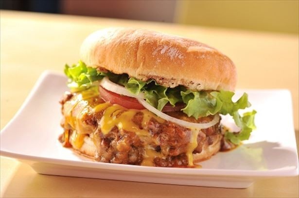 ビーフチリビーンズとチェダーチーズが絶妙な「クラシックバーガー」(税抜1130円) 