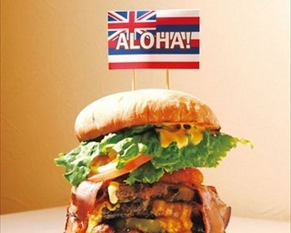 高さ20センチ！“メガ盛り”バーガーが千円引きに