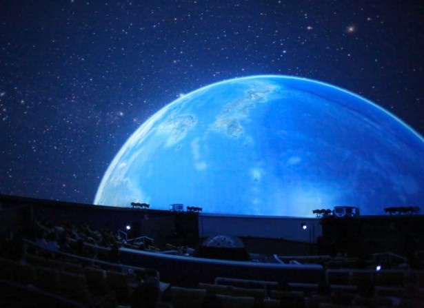 国内ホテルでは唯一の本格プラネタリウムを備える。満天の星空に包まれるような感覚に浸れる