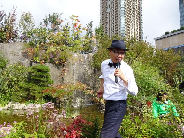 観客にレクチャーしながら植栽する石原氏