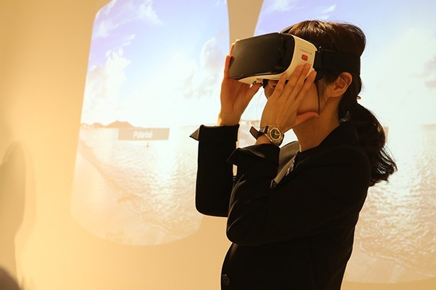 【写真を見る】リニューアルの目玉「TANAKA-VR」を実演