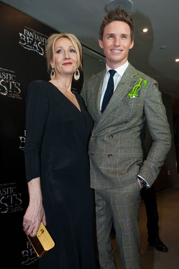 【写真を見る】「ハリポタ」シリーズ生みの親J.K.ローリングと主演のエディ・レッドメイン