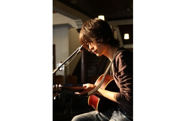 23（祝水）出演の千綿偉功（ちわたひでのり）。ほかのアーティストへの楽曲提供でも活躍