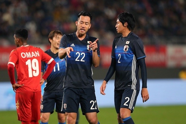 【写真を見る】試合中に話し合う吉田選手と丸山選手