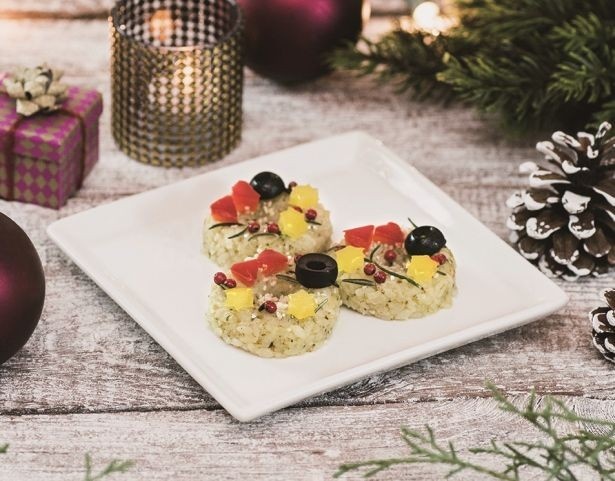 2F「onigiri stand Gyu！」の「クリスマスリース風 チーズ＆バジルおにぎり」(378円)