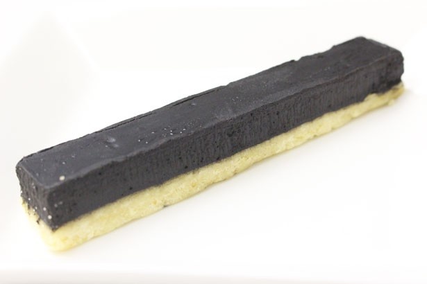 「スティックタルト(ブラックカカオ)」(160円)。カカオ分58％のチョコレートに生クリームを加えた、濃厚な生地が美味