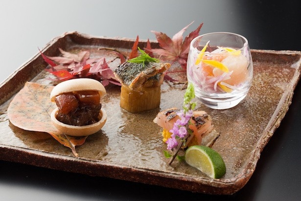 【写真を見る】「帆立貝の紅葉仕立て  フォアグラのテリーヌ 柿のタタン  炙りかますとサフランライス」