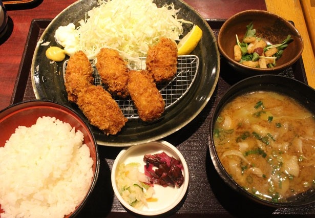 「牡蠣フライ膳」(1706円)の豚汁も具だくさんで絶品！