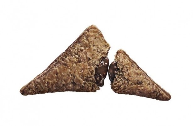 これまでよりチョコクリームを20％増量したリッチバージョン「三角チョコパイ 黒」