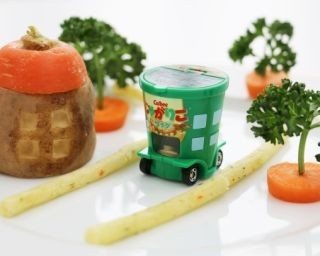 「じゃがりこ」サラダ味がトミカになった！