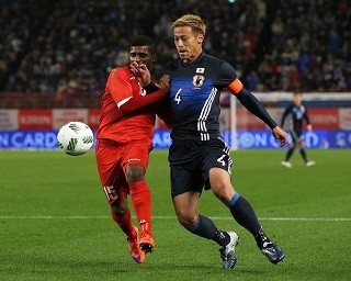 日本代表のハリル監督、思わず苦笑い「選手はロボットではない」
