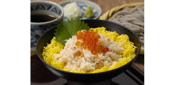 カニも“2倍のせ”！「本ずわいガニ丼とそばのセット」