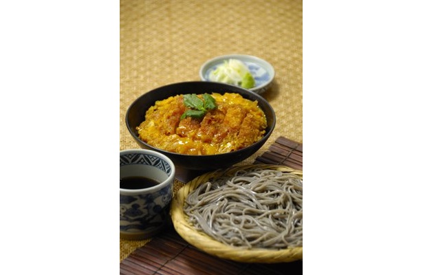通常ランチメニューの「かつ丼とそばのセット」は900円