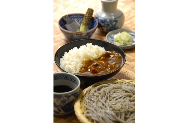 通常ランチメニューの「カレー丼とそばのセット」は750円