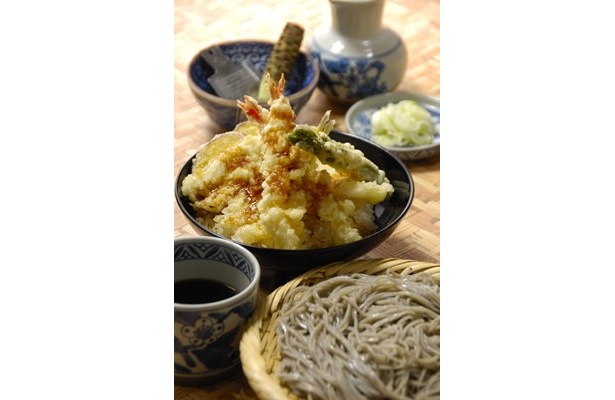 通常ランチメニューの「天丼とそばのセット」は880円