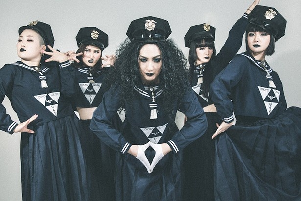 MIKEY(写真中央)率いるパフォーマンス集団・東京ゲゲゲイは11月20日(日)のBLUE STAGEに出演