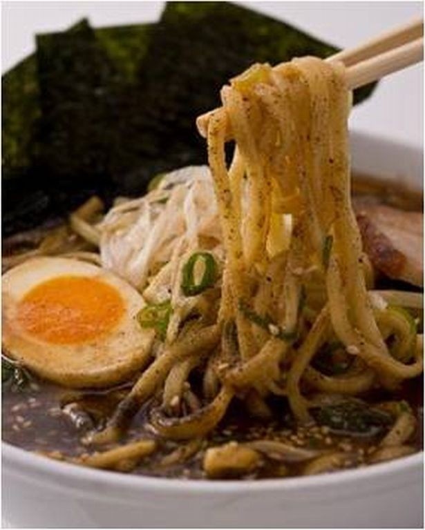 【写真を見る】こだわりのラーメンも登場！