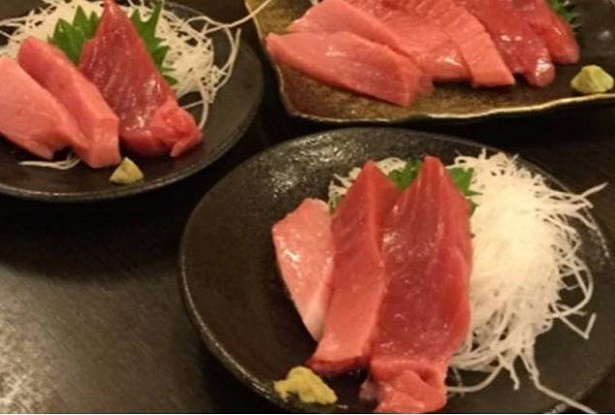 【写真を見る】目の前でさばきたての新鮮なマグロ