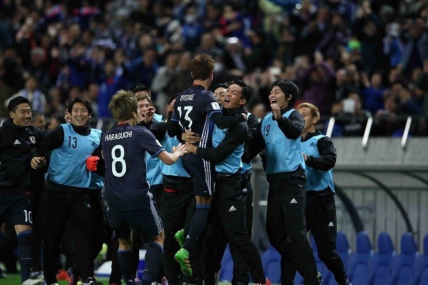 【写真を見る】先制ゴール直後、選手の輪に飛び込んで喜ぶ清武選手