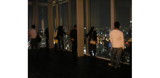混雑はしていないので、ゆっくりと夜景が楽しめる