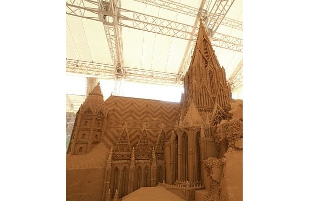 砂で作られたとは思えない精密さ！「シュテファン大聖堂」はこちら