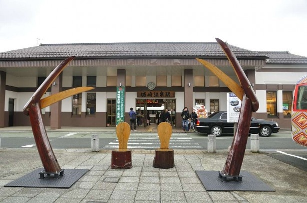 城崎温泉駅ではカニのオブジェがお出迎えしてくれる