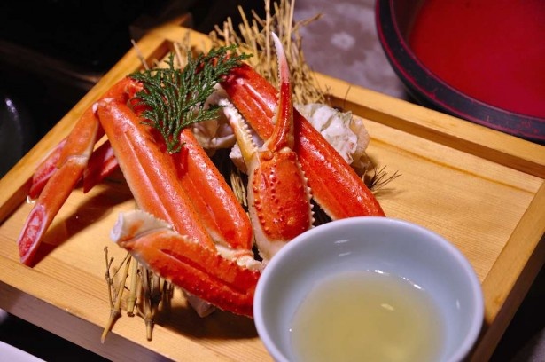 茹でガニは甘めのお酢でさっぱりといただく