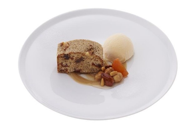 白あんに木の実とドライフルーツをあわせた焼き菓子「木の実とフルーツのケーキ はちみつ豆乳アイスクリーム」