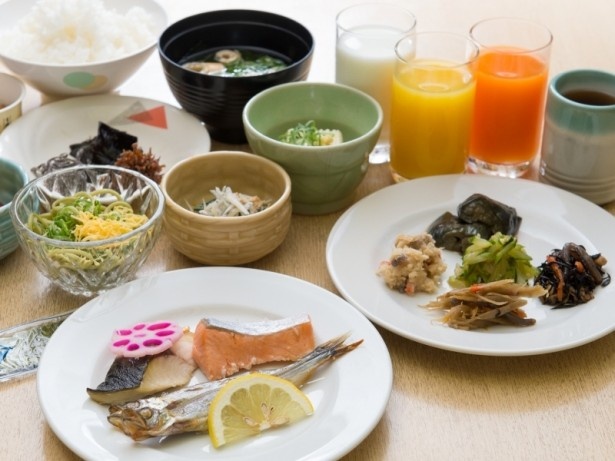 朝食にぴったりの、魚や野菜などの健康志向のメニューもそろう