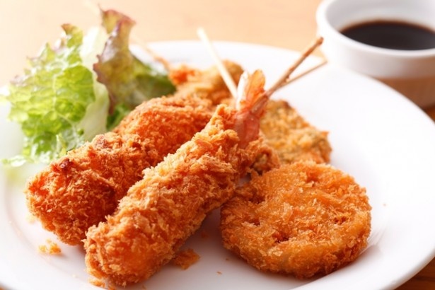 ホテル京阪 ユニバーサル・シティの「串カツ」の味の決めては、スパイシーなウスターソース