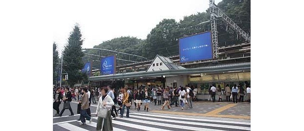 利用客の多い週末の原宿駅