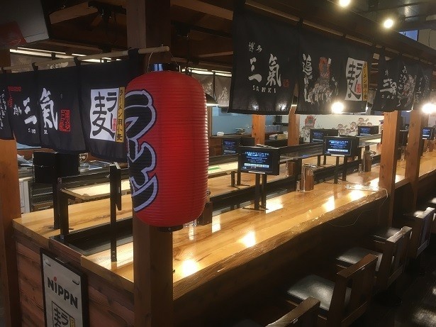 屋台を彷彿とさせるカウンター
