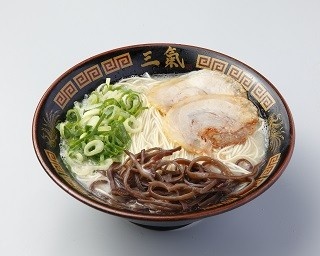 替玉10円の博多ラーメン専門店、世界初の「走るラーメン」を実現