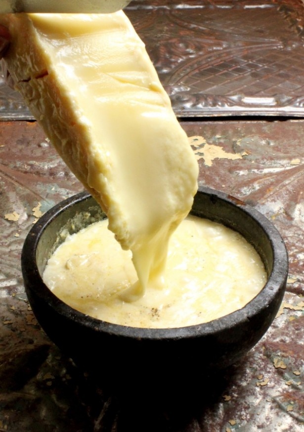 【写真を見る】客の前でラクレットチーズをかけて仕上げる「5種チーズの石焼チーズリゾット」(1人前税抜980円)