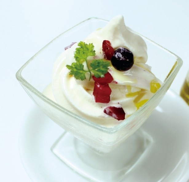 ソフトクリームに芳醇な香りのオリーブオイルをかけて食べる「フロマージュブランのソフトクリーム〜オリーブオイルかけ〜」(税抜500円)