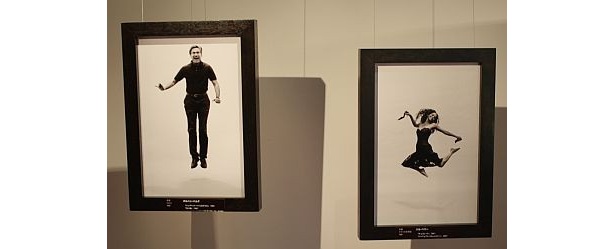 美しく舞うハル・ベリー(右)ほか作品画像