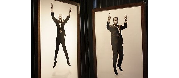 右がマヨーリ氏賞賛のゴア元副大統領。この写真展の名前は、彼が｢時間がないからワンジャンプだけね｣と言ったことに由来するという
