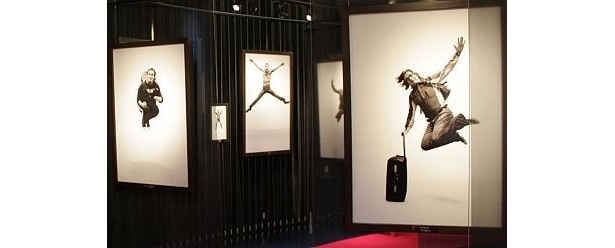 右がスーツケースを持ったままのヴィム・ヴェンダース、左がクエンティン・タランティーノ