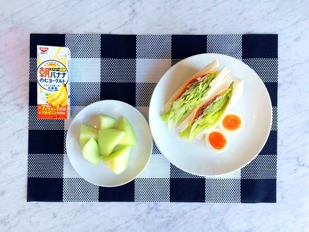 洋食による最強の朝食「レタスハムチーズサンドウィッチ」、「茹で卵」、「カットメロン」
