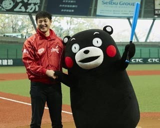メジャーリーガー岩隈、震災復興支援の草野球大会でくまモンと始球式